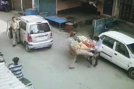 लखनऊ में सब्जीवाले को लात-घूसे और डंडे से पीटते दिखे दरोगा, वीडियो वायरल