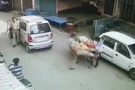 लखनऊ में सब्जीवाले को लात-घूसे और डंडे से पीटते दिखे दरोगा, वीडियो वायरल लखनऊ में सब्जीवाले को लात-घूसे और डंडे से पीटते दिखे दरोगा, वीडियो वायरल