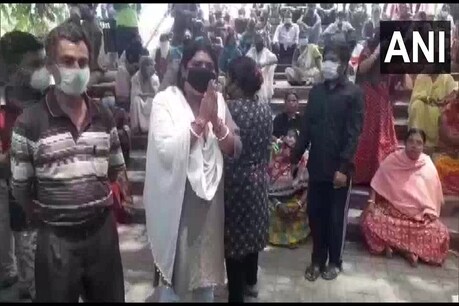 उत्तराखंड में फंसे पश्चिम बंगाल के 700 पर्यटक, ममता से की फरियाद हमें निकालो यहां से उत्तराखंड में फंसे पश्चिम बंगाल के 700 पर्यटक, ममता से की फरियाद हमें निकालो यहां से