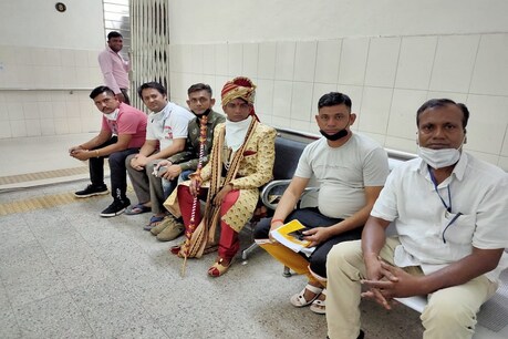 800 KM दूर होनी है शादी.. लेकिन दिन भर भटकने के बाद भी दूल्हे को जाने की नहीं मिली परमिशन 800 KM दूर होनी है शादी.. लेकिन दिन भर भटकने के बाद भी दूल्हे को जाने की नहीं मिली परमिशन