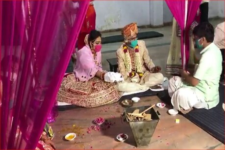 कोरोना इफेक्ट: जयपुर में ना बैंड ना बाजा, 10 लोगों के बीच मास्क पहन लिये दुल्हा दुल्हन ने फेरे कोरोना इफेक्ट: जयपुर में ना बैंड ना बाजा, 10 लोगों के बीच मास्क पहन लिये दुल्हा दुल्हन ने फेरे