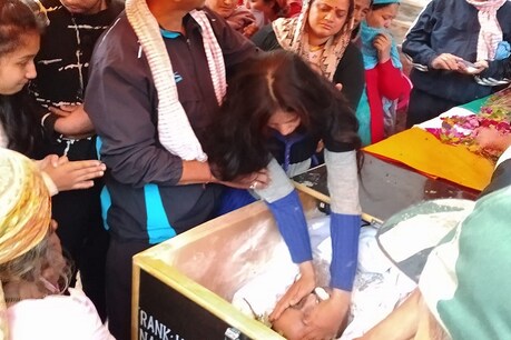 पिथौरागढ़-अल्मोड़ा में लगातार 3 दिन में जलीं 3 शहीदों की चिताएं... युवाओं में देश के लिए लड़ने का जज़्बा हुआ और मजबूत पिथौरागढ़-अल्मोड़ा में लगातार 3 दिन में जलीं 3 शहीदों की चिताएं... युवाओं में देश के लिए लड़ने का जज़्बा हुआ और मजबूत