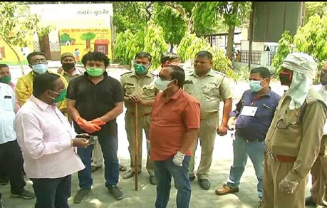 Lockdown: मेरठ में रेड जोन के व्यापारियों ने दुकानें खोलने की उठाई मांग... Lockdown: मेरठ में रेड जोन के व्यापारियों ने दुकानें खोलने की उठाई मांग...