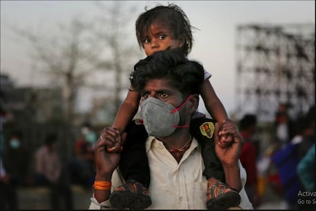 कोविड-19: महामारी रोकने के लिए लगे लॉकडाउन के दौरान 80% से ज्यादा भारतीय घरों की कमाई हुई खत्म कोविड-19: महामारी रोकने के लिए लगे लॉकडाउन के दौरान 80% से ज्यादा भारतीय घरों की कमाई हुई खत्म