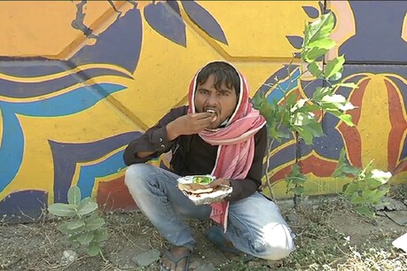 चिलचिलाती धुप में लंगर बना सहारा, रोजेदार खिला रहे खिचड़ी, पंजाबी समुदाय ने लगाए लंगर