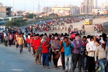 घर जाने के लिए प्रदर्शन कर रहे प्रवासी मजदूरों पर मुंबई पुलिस ने किया लाठीचार्ज
