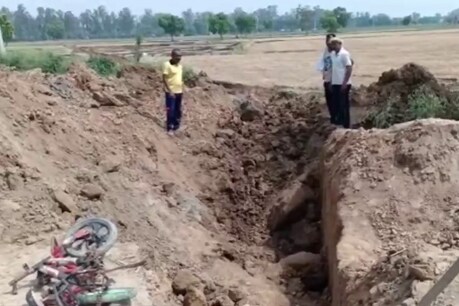 सोनीपत: ट्यूबवेल के लिए पाइप लाइन बिछाने के दौरान मिट्टी धंसी, 3 मजदूरों की मौत सोनीपत: ट्यूबवेल के लिए पाइप लाइन बिछाने के दौरान मिट्टी धंसी, 3 मजदूरों की मौत