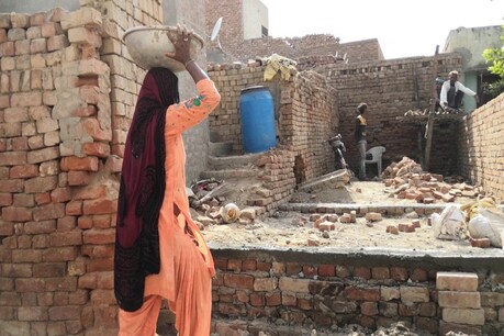 कलेक्टर ने शिक्षकों को सौंपी मनरेगा की कमान, बवाल मचा तो अब वापस होगा फरमान! कलेक्टर ने शिक्षकों को सौंपी मनरेगा की कमान, बवाल मचा तो अब वापस होगा फरमान!