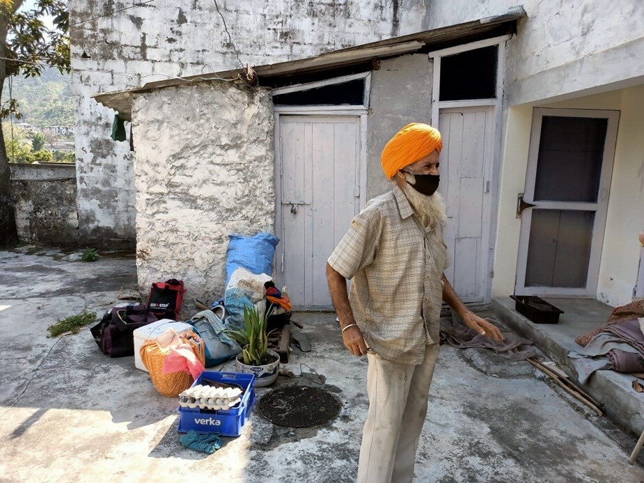 मंडी पहुंचे बुजुर्ग.