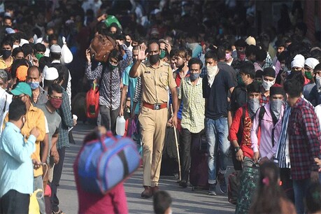 मास्क नहीं पहनने पर टोका तो पुलिस पर किया धारदार हथियार से हमला, 3 जवान घायल मास्क नहीं पहनने पर टोका तो पुलिस पर किया धारदार हथियार से हमला, 3 जवान घायल