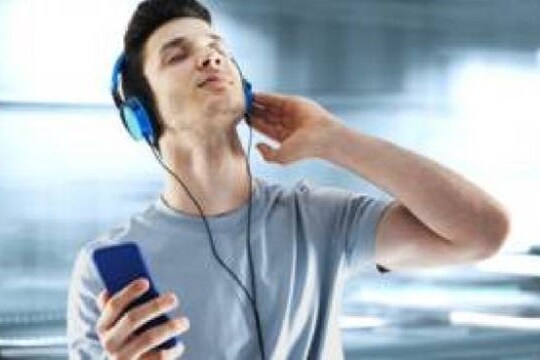 Spotify के यूजर्स को Saregama के सारे कैटलॉग सुनने को मिलेंगे.