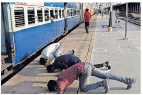 लॉकडाउन : चंडीगढ़ में भावुक हुए प्रवासी मजदूर, ट्रेन पर चढ़ने से पहले धरती को किया नमन लॉकडाउन : चंडीगढ़ में भावुक हुए प्रवासी मजदूर, ट्रेन पर चढ़ने से पहले धरती को किया नमन