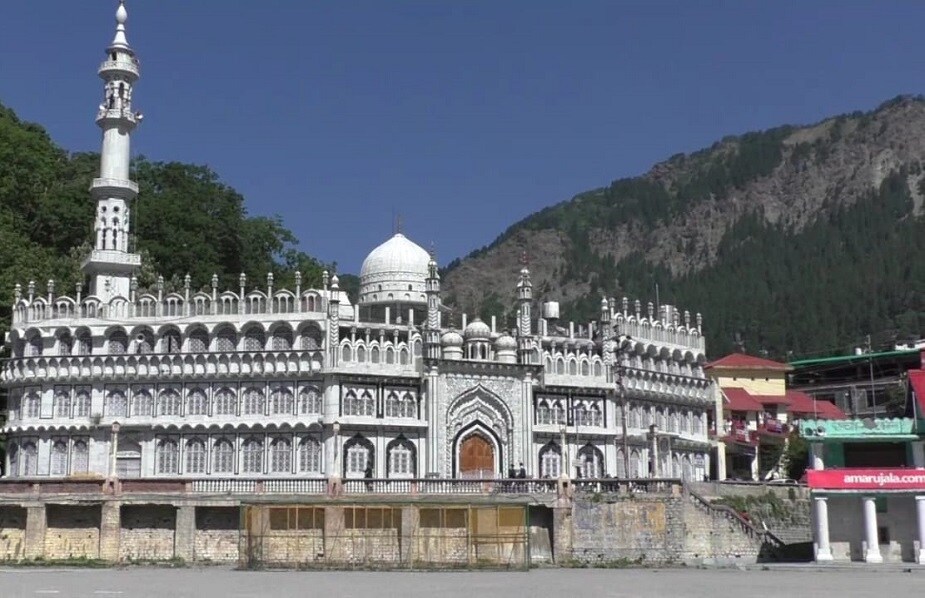 eid in lockdown, nainital, नैनीताल. झीलों की नगरी में आज ईद बड़ी ही सादगी से मनाई गई है. लॉकडाउन के चलते लोगों ने खरीदारी नहीं की तो शहर के लोगों ने नमाज भी घरों पर पढ़ी. नैनीताल की जामा मस्जिद में ईद की नमाज़ न होने से मस्जिद में सन्नाटा रहा हांलाकि मस्जिद में रहने वाले 4 लोगों ने नमाज पढ़कर रस्म अदा की और देश, शहर के लिए कौमी एकता और कोरोना वायरस से जंग में जीत की दुआ मांगी. ईद मुस्लिम समुदाय के लिए ईद सबसे बड़ा पर्व है लेकिन इस बार लॉकडाउन के चलते मस्जिद बंद होने से लोगों से अपील की थी की वो घरों पर ही रहकर लॉकडाउन के नियमों का पालन करें.