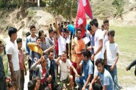 उत्तराखंड: लिपुलेख में झंडा फहराने जा रहे थे नेपाली युवा, अपनों का ही झेलना पड़ा विरोध उत्तराखंड: लिपुलेख में झंडा फहराने जा रहे थे नेपाली युवा, अपनों का ही झेलना पड़ा विरोध