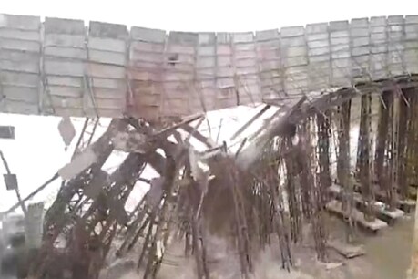 Cyclone Amphan: चक्रवाती तूफान के चलते बालासोर में गिरा निर्माणाधीन पुल Cyclone Amphan: चक्रवाती तूफान के चलते बालासोर में गिरा निर्माणाधीन पुल