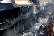 PICS: कराची विमान हादसे के बाद का खौफनाक मंजर, जो छोड़ गया तबाही के निशान