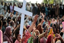 पाकिस्तान में चाहिए सीवर साफ करने वाले कर्मचारी, सिर्फ ईसाई कर सकते हैं अप्लाई