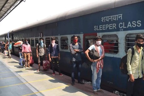 Lockdown: 15 दिन में रेलवे ने चलाईं 800 स्पेशल ट्रेनें, 10 लाख प्रवासी कामगारों को पहुंचाया घर Lockdown: 15 दिन में रेलवे ने चलाईं 800 स्पेशल ट्रेनें, 10 लाख प्रवासी कामगारों को पहुंचाया घर