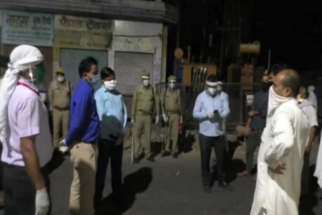 कासगंज में एक साथ मिले तीन Corona संक्रमित मरीज, जिला प्रशासन में मचा हड़कंप कासगंज में एक साथ मिले तीन Corona संक्रमित मरीज, जिला प्रशासन में मचा हड़कंप