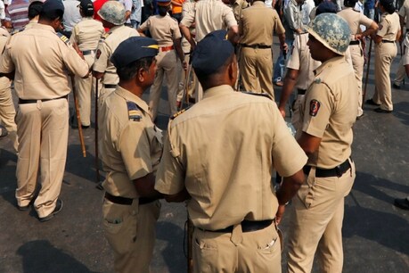 तेलंगाना के भैंसा शहर में दो पक्षों के बीच झड़प, लगा कर्फ्यू, 25 लोग गिरफ्तार तेलंगाना के भैंसा शहर में दो पक्षों के बीच झड़प, लगा कर्फ्यू, 25 लोग गिरफ्तार