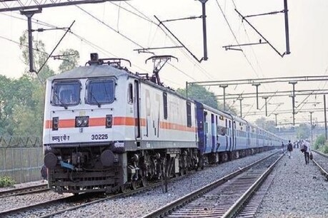 बड़ी खबर! ट्रेन में करना है सफर तो TTE को देनी होगी ये जानकारी, जानें नया नियम बड़ी खबर! ट्रेन में करना है सफर तो TTE को देनी होगी ये जानकारी, जानें नया नियम