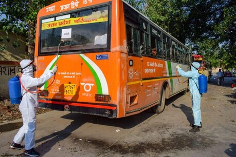 जाएं तो जाएं कहां..! कैसी अजब पसोपेश में हैं सैकड़ों प्रवासी