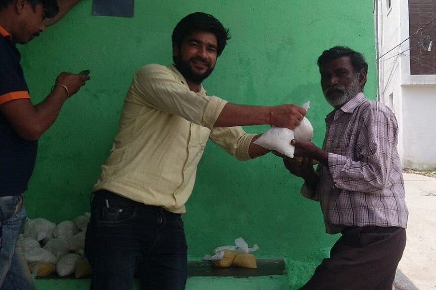 relief to needy in lockdown, लॉकडाउन के दौरान ऐसे युवाओं ने भी राहत कार्यों में बढ़-चढ़कर हिस्सा लिया जो ऑफ़िस या काम पर नहीं जा पा रहे थे.