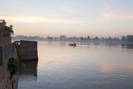 लॉकडाउन में रोजाना 2 घंटे नदी में तैरकर काम पर जाता है यह शख्‍स