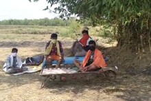 क्वारंटाइन सेंटर में नहीं मिली जगह, प्रवासियों ने पेड़ के नीचे ही डाला डेरा