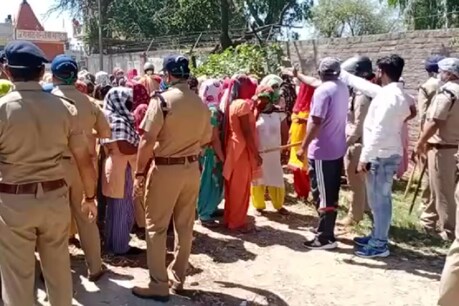 रुड़की के टोडाकल्याणपुर गांव के लोगों और आर्मी केंट एरिया में ग्रामीणों और सेना के बीच एक रास्ते को लेकर विवाद चल रहा है.