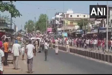 सूरतः घर भेजने की मांग को लेकर सड़क पर उतरे प्रवासी मजदूर, पुलिस पर किया पथराव