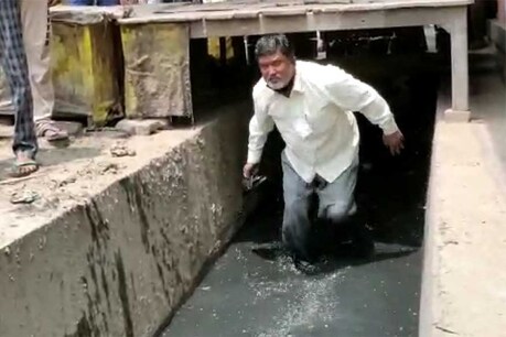 पीलीभीत: गंदगी देखकर भड़के सभासद उतरे नाले में, अधिकारियों में मचा हड़कंप पीलीभीत: गंदगी देखकर भड़के सभासद उतरे नाले में, अधिकारियों में मचा हड़कंप