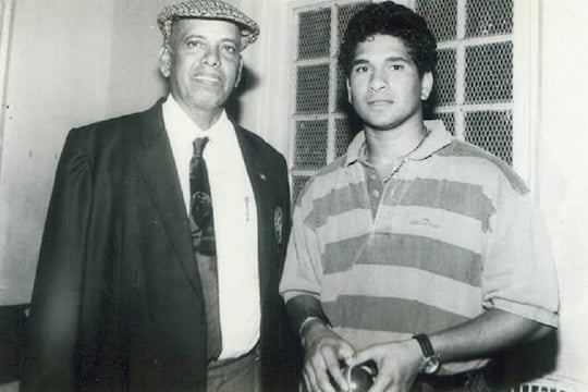 कोच रमाकांत आचरेकर के साथ सचिन तेंदुलकर (फाइल फोटो)