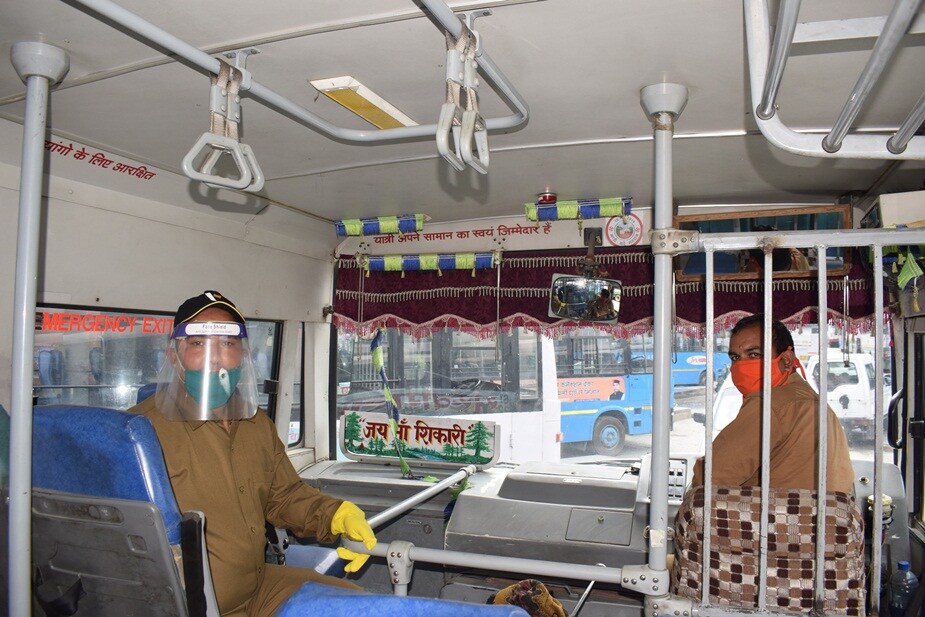 बस कंडक्टर और ड्राइवर.
