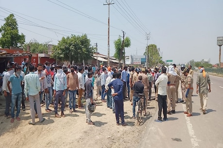 उन्नाव: सैलरी की मांग के बीच उड़ी लॉकडाउन की धज्जियां, सैकड़ों मजदूरों ने किया प्रदर्शन उन्नाव: सैलरी की मांग के बीच उड़ी लॉकडाउन की धज्जियां, सैकड़ों मजदूरों ने किया प्रदर्शन