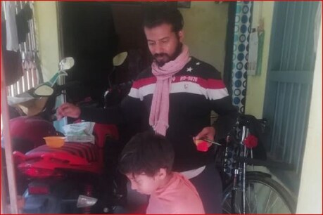 पटना: पेट की खातिर सैलून संचालक मजबूर, घर-घर जाकर कर रहे हजामत पटना: पेट की खातिर सैलून संचालक मजबूर, घर-घर जाकर कर रहे हजामत