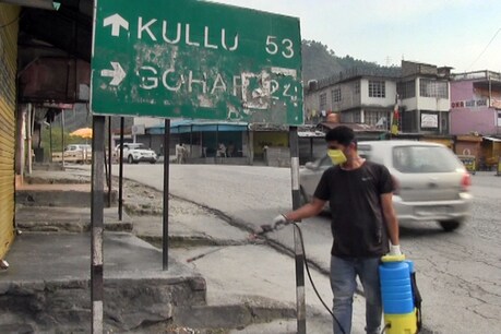 मंडी: अपने खर्चे से पंडोह बाजार को सप्ताह में दो बार सेनेटाइज कर रहा युवक