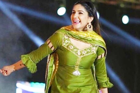 जब पर्पल सूट में सपना चौधरी ने किया धमाकेदार डांस, मूव्ज देख फैंस हो रहे दीवाने, देखें Video