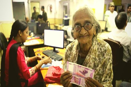 65 लाख पेंशनधारकों को राहत, अब पेंशन जारी करने वाले बैंक नहीं करेंगे मनमानी 65 लाख पेंशनधारकों को राहत, अब पेंशन जारी करने वाले बैंक नहीं करेंगे मनमानी