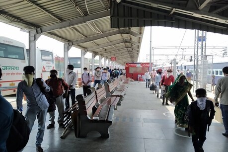 यूपी में सबसे अधिक श्रमिक ट्रेनें पहुंची गोरखपुर, 54 ट्रेनों से 70 हजार से अधिक श्रमिक आए घर