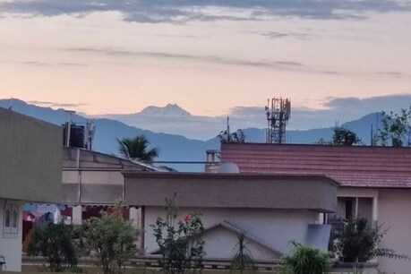 लॉकडाउन का असर, पश्चिम बंगाल से दिखने लगी दुनिया की तीसरी सबसे ऊंची पर्वत चोटी लॉकडाउन का असर, पश्चिम बंगाल से दिखने लगी दुनिया की तीसरी सबसे ऊंची पर्वत चोटी