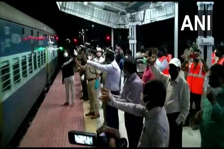 तेलंगाना से 1,200 प्रवासी मजदूरों को लेकर बिहार के लिए रवाना हुई स्पेशल ट्रेन तेलंगाना से 1,200 प्रवासी मजदूरों को लेकर बिहार के लिए रवाना हुई स्पेशल ट्रेन