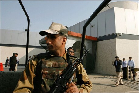 श्रीनगर में CISF जवान पर आतंकियों ने ग्रेनेड से किया हमला श्रीनगर में CISF जवान पर आतंकियों ने ग्रेनेड से किया हमला