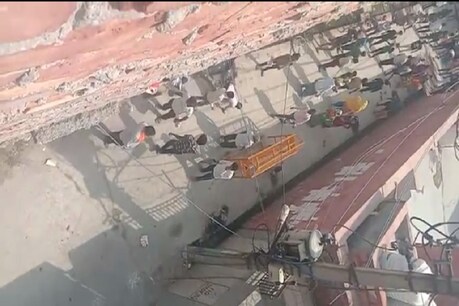राशन नहीं मिलने पर दिल्ली के इस स्कूल में हई पत्थरबाजी, शिक्षकों में रोष राशन नहीं मिलने पर दिल्ली के इस स्कूल में हई पत्थरबाजी, शिक्षकों में रोष