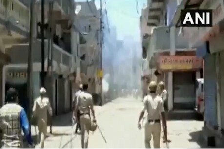 सूरत में सड़क पर उतरे प्रवासी मजदूर, पथराव करने पर पुलिस ने दागे आंसू गैस के गोले सूरत में सड़क पर उतरे प्रवासी मजदूर, पथराव करने पर पुलिस ने दागे आंसू गैस के गोले