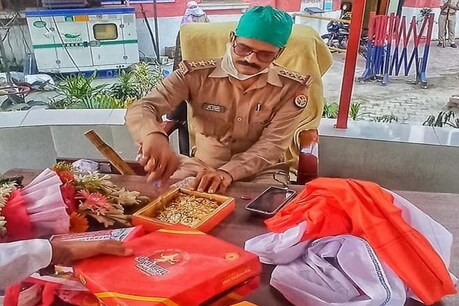 बनारस में मिठाइयों से घिरे दिखे थानेदार, तस्वीर हुई वायरल तो उठे सवाल बनारस में मिठाइयों से घिरे दिखे थानेदार, तस्वीर हुई वायरल तो उठे सवाल