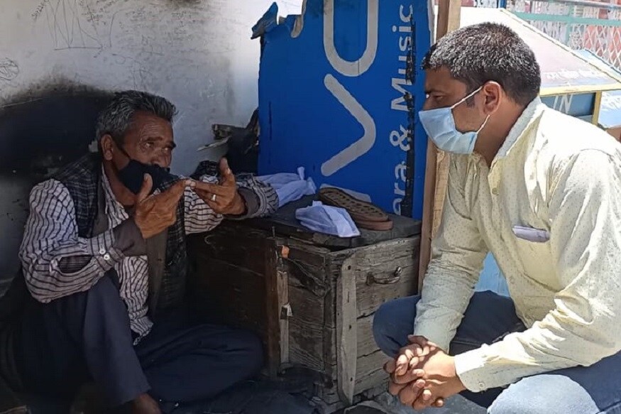 tehri poor father, जोगू राम बीमारी के बावजूद भी अपने पुराने काम में लौट आए हैं लेकिन वह इतना पैसा वह नहीं जुटा पा रहे हैं कि अपने बेटों को भेज सकें और उन्हें घर ला सकें.