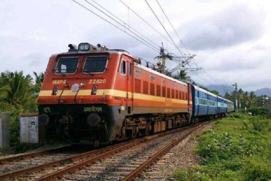 हवाई अड्डे की तरह दिखेंगे रेलवे स्टेशन 
रेलवे अपने चुनिंदा स्टेशनों को हवाई अड्डे की तरह विकसित करना चाहता है, जिसे रेलोपोलिस नाम दिया गया है. इन स्टेशनों में रियल एस्टेट का हब भी विकसित किया जाएगा. वहां आवासीय फ्लैट तो होंगे ही, वहां मॉल और शैक्षणिक संस्थान भी बनाये जाएंगे.