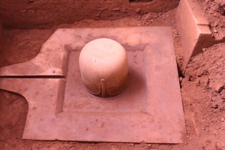 वियतनाम : मंदिर की खुदाई के दौरान 1100 साल पुराना शिवलिंग मिला वियतनाम : मंदिर की खुदाई के दौरान 1100 साल पुराना शिवलिंग मिला