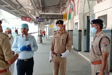 श्रमिक स्पेशल ट्रेन में भूखे-प्यासे यात्रियों का फूटा गुस्सा, उन्नाव स्टेशन पर जमकर तोड़फोड़, रेलकर्मी भागे, स्टेशन मास्टर घायल श्रमिक स्पेशल ट्रेन में भूखे-प्यासे यात्रियों का फूटा गुस्सा, उन्नाव स्टेशन पर जमकर तोड़फोड़, रेलकर्मी भागे, स्टेशन मास्टर घायल